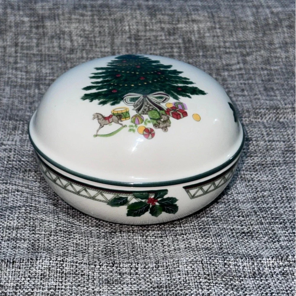Mikasa Heritage Christmas Story Trinket Box Lidded Candy Dish Holly Tree